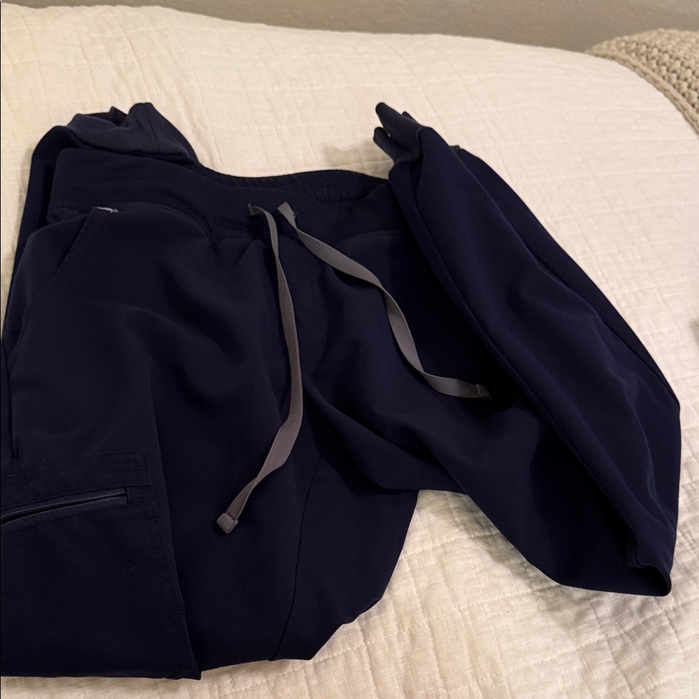 Figs Women's Navy scrub jogger size medium